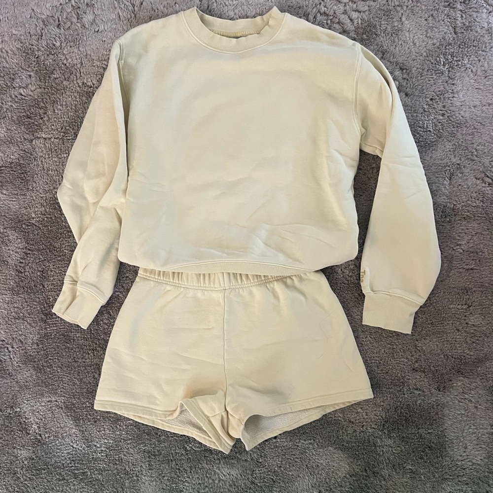 Aritzia Sweatshort and Sweatshirt Set💛💛